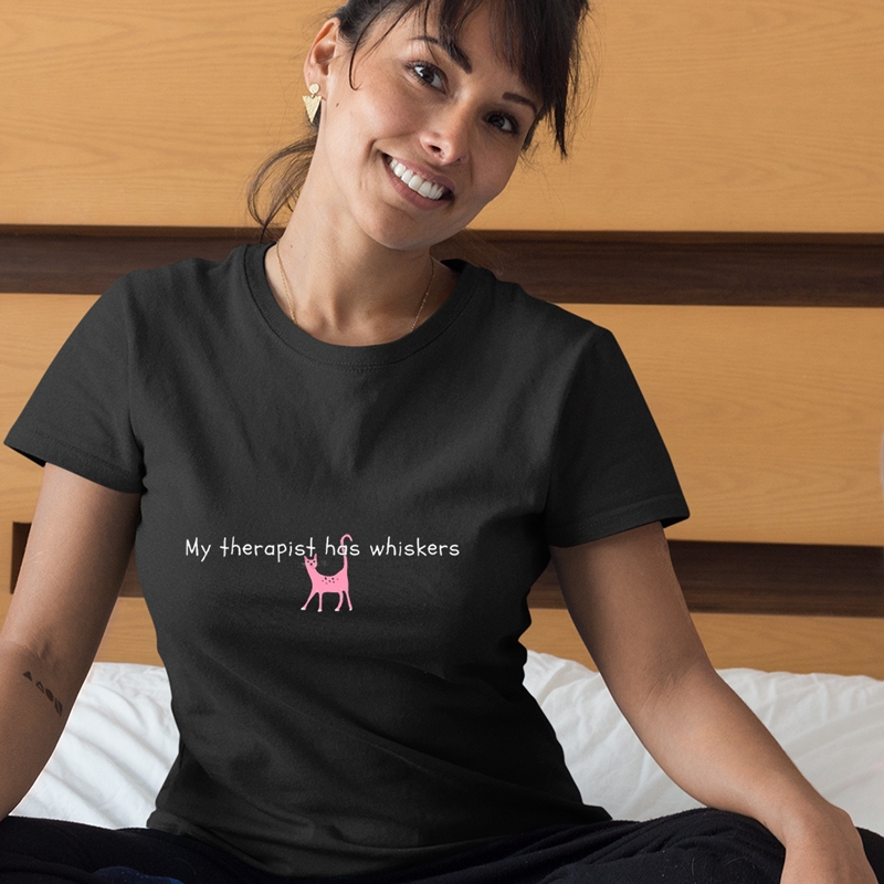T-shirt My therapist has whiskers - γυναικείο μαύρο T-shirt My therapist has whiskers - γυναικείο μαύρο